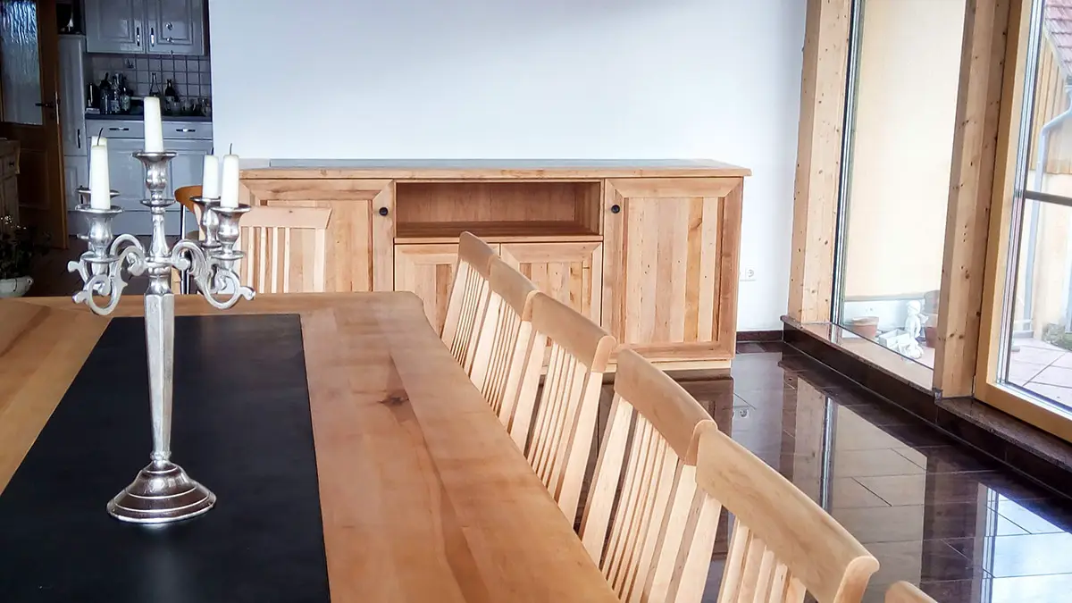 Ein Zirbentisch aus Massivholz vom Schreiner