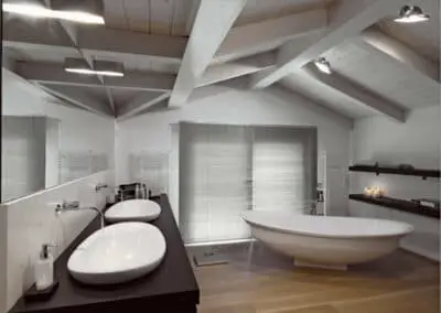 Badezimmer mit Waschbecken aus Massivholz