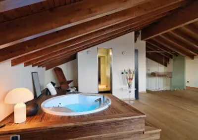 Badezimmer veredelt mit dunklem Massivholz
