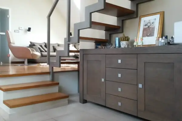 Wohnraum mit Schrank aus dunklem Massivholz