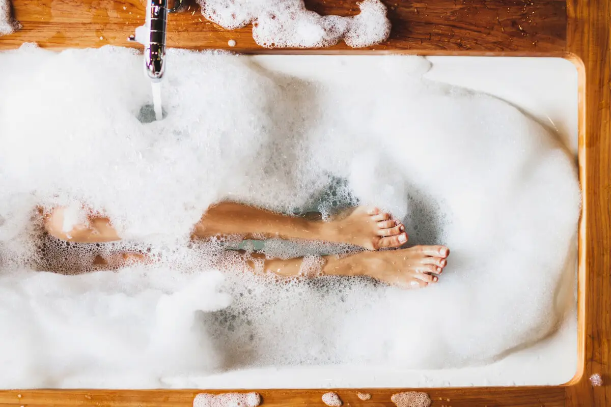 Frau in der Badewanne